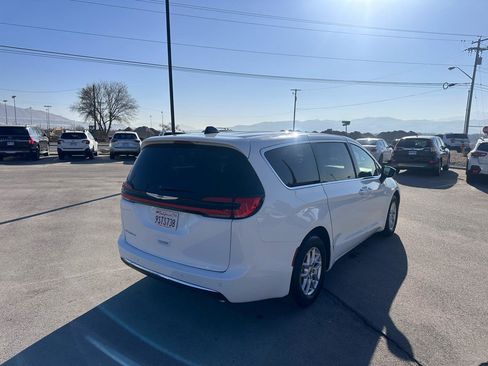 Used 2025 Chrysler Pacifica Select image 7