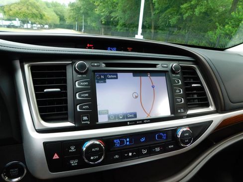Used 2019 Toyota Highlander Limited Platinum FWD image 10