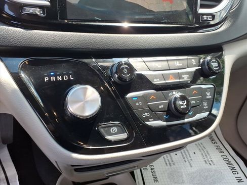 Used 2024 Chrysler Pacifica Touring-L FWD image 11