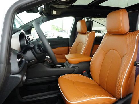 Used 2024 Chrysler Pacifica Pinnacle w/ Trailer Tow Group image 27