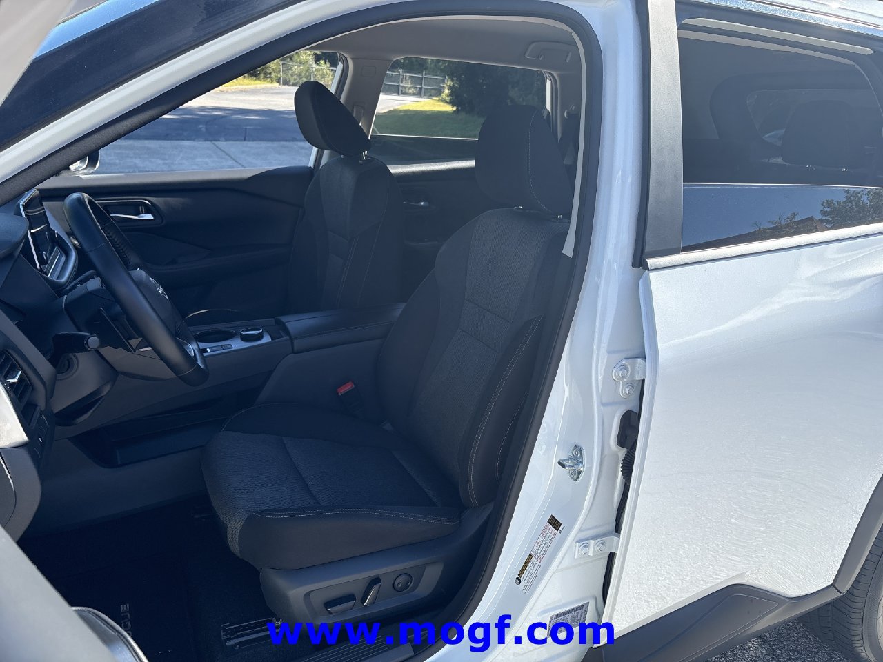 Used 2025 Nissan Rogue SV AWD/4WD image 15