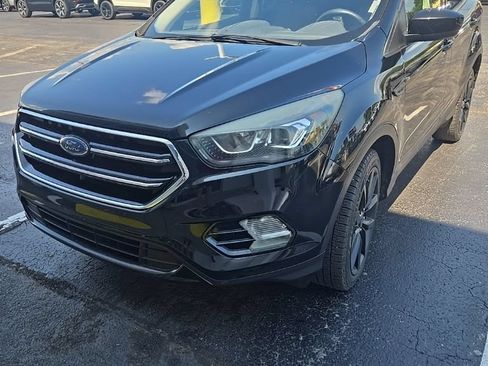 Used 2017 Ford Escape SE w/ SE Sport Appearance Package FWD image 1