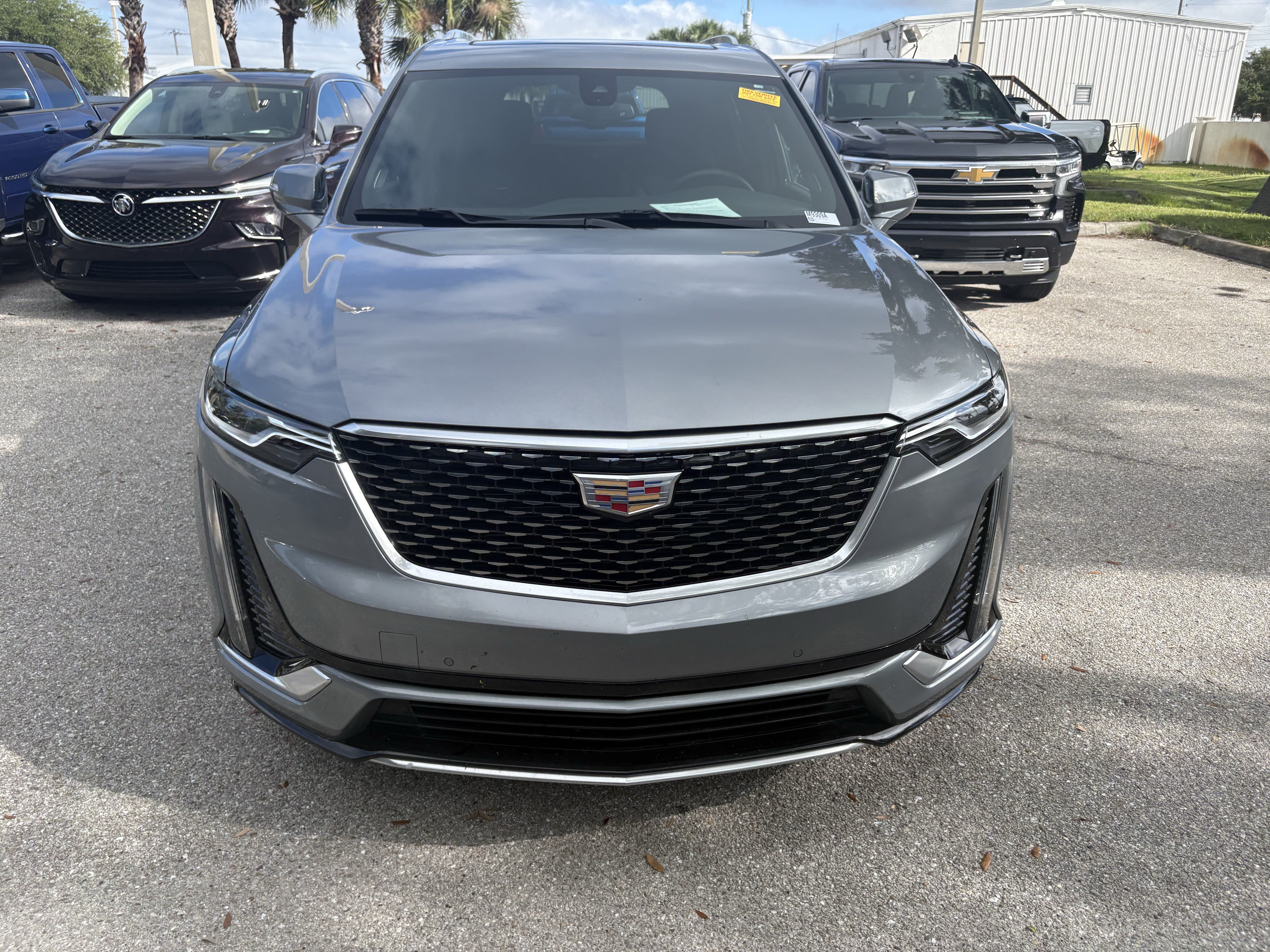 Used 2025 Cadillac XT6 Premium Luxury FWD image 2
