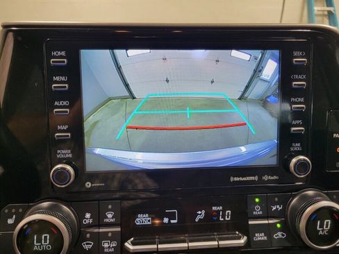 Used 2021 Toyota Highlander XLE AWD/4WD image 39