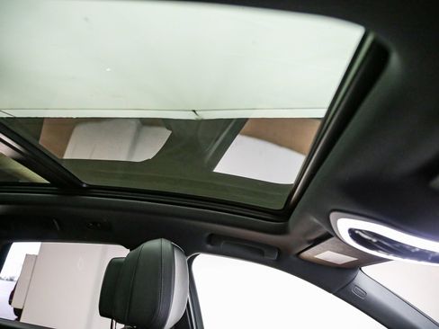 Certified 2025 Porsche Macan AWD/4WD image 21