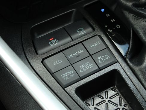 Used 2022 Toyota RAV4 XLE AWD/4WD image 40