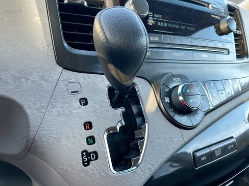 Used 2014 Toyota Sienna LE FWD image 25