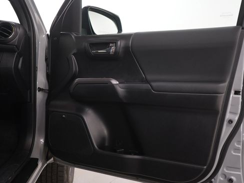 Used 2021 Toyota Tacoma TRD Sport w/ TRD Premium Sport Package AWD/4WD image 9