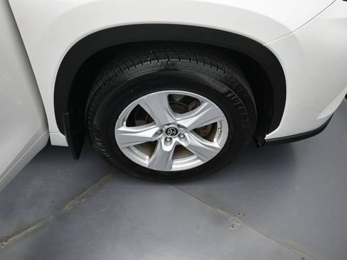 Used 2024 Toyota Highlander LE AWD/4WD image 36