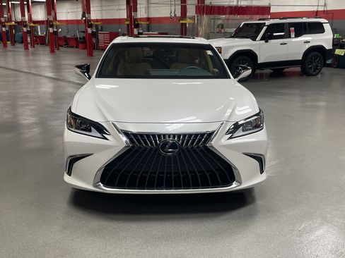 Used 2025 Lexus ES 300h w/ Premium Package image 5