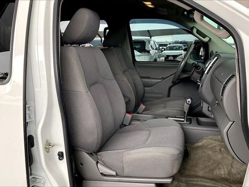 Used 2016 Nissan Frontier SV image 9