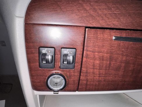 Used 2013 Toyota Sienna XLE image 25