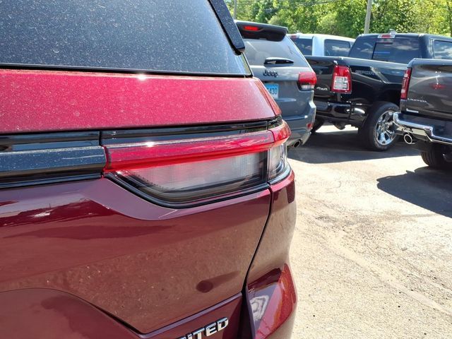 Used 2023 Jeep Grand Cherokee Limited w/ Luxury Tech Group II AWD/4WD image 16