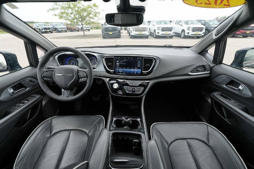 Used 2025 Chrysler Pacifica Limited FWD image 28
