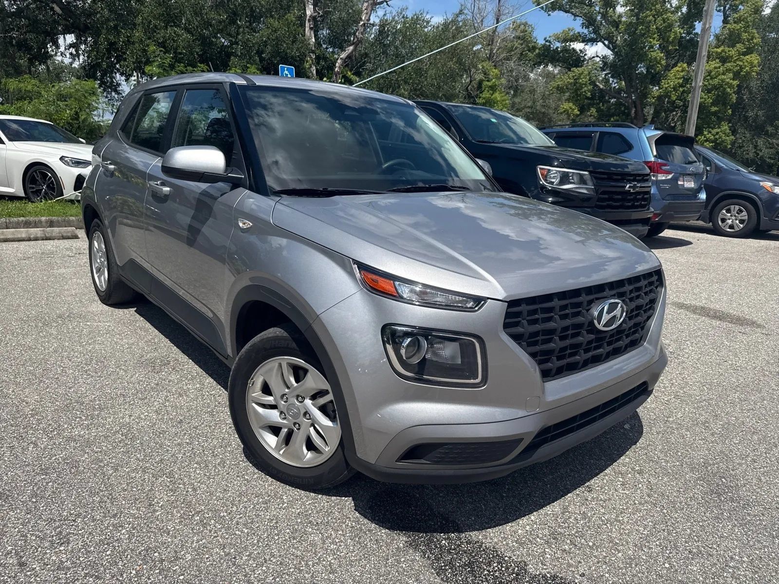 Used 2023 Hyundai Venue SE FWD image 6