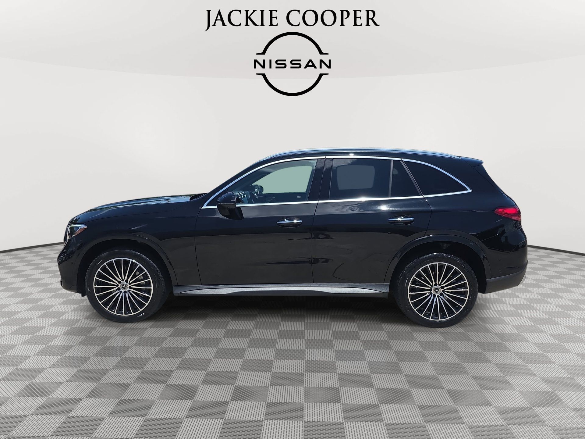 Used 2025 Mercedes-Benz GLC 300 4MATIC image 8