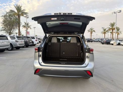 Certified 2025 Toyota Highlander Limited FWD image 31