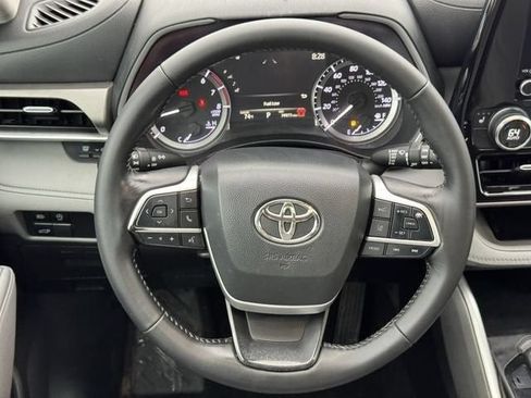 Used 2024 Toyota Highlander XLE FWD image 11