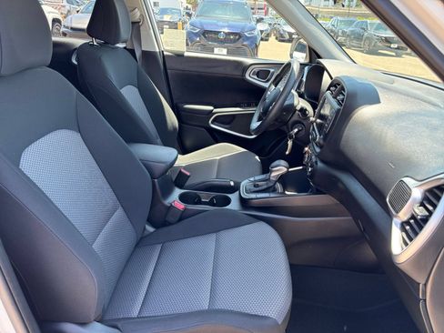 Used 2025 Kia Soul LX w/ LX Technology Package FWD image 34