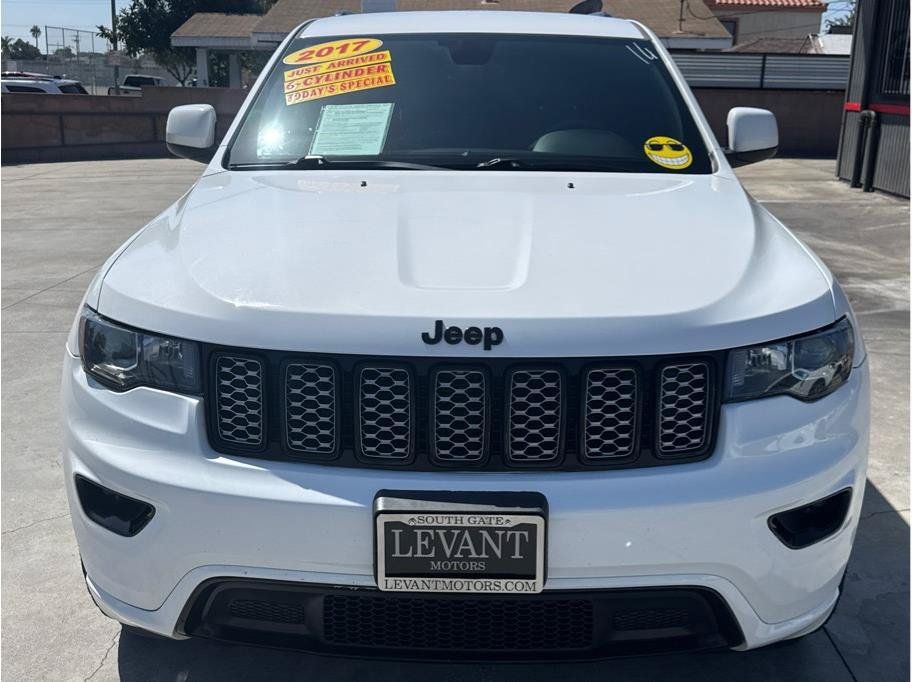 Used 2017 Jeep Grand Cherokee Altitude RWD image 2
