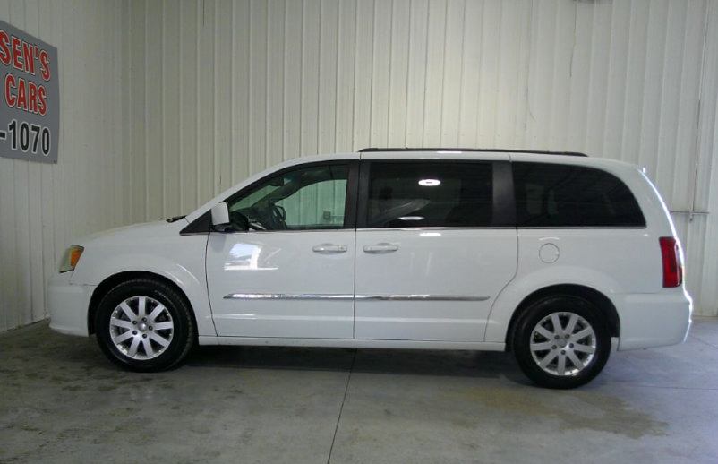 Used 2014 Chrysler Town & Country Touring FWD image 9