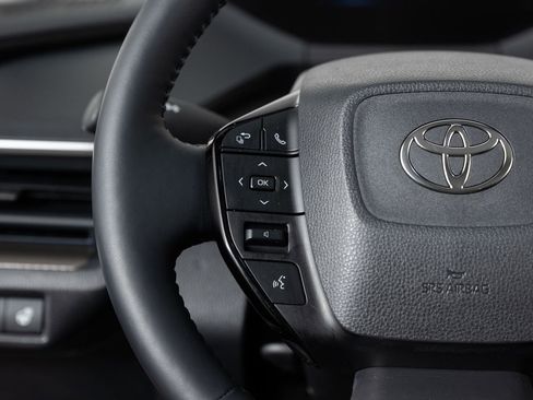 Used 2025 Toyota Prius XLE image 31