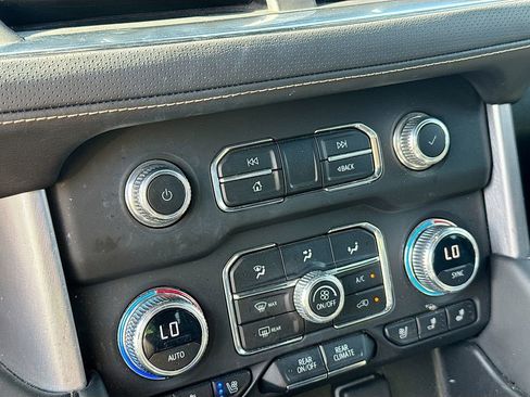 Used 2023 GMC Yukon SLT w/ SLT Luxury Package image 18