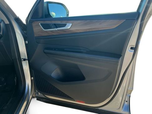 Used 2025 Volkswagen Atlas SE image 16