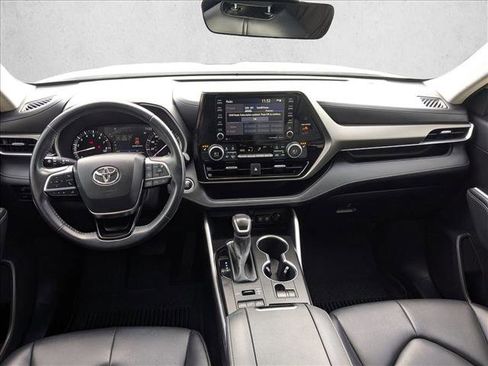 Used 2021 Toyota Highlander XLE image 18
