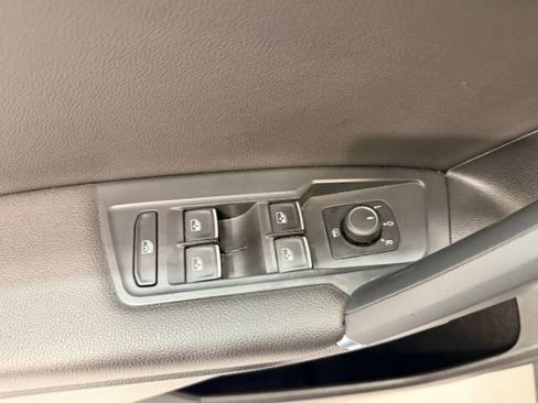 Used 2018 Volkswagen Tiguan SE AWD/4WD image 27