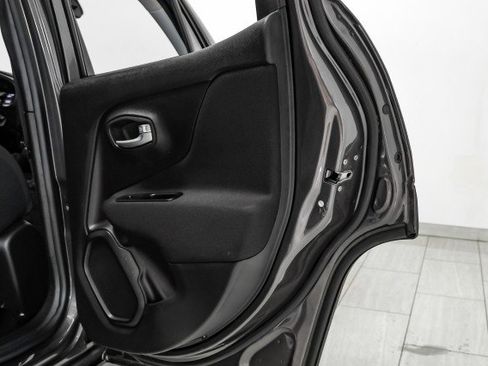 Used 2019 Jeep Renegade Latitude w/ Popular Equipment Group image 41