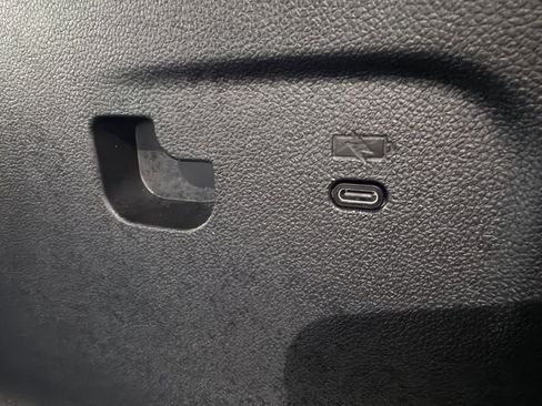 Used 2025 Chevrolet Traverse LT image 32