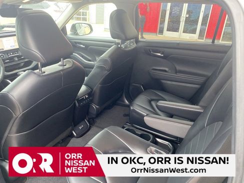 Used 2023 Toyota Highlander XLE image 18