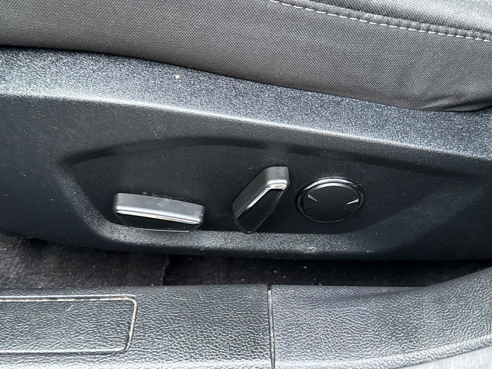 Used 2020 Ford Fusion SE FWD image 25
