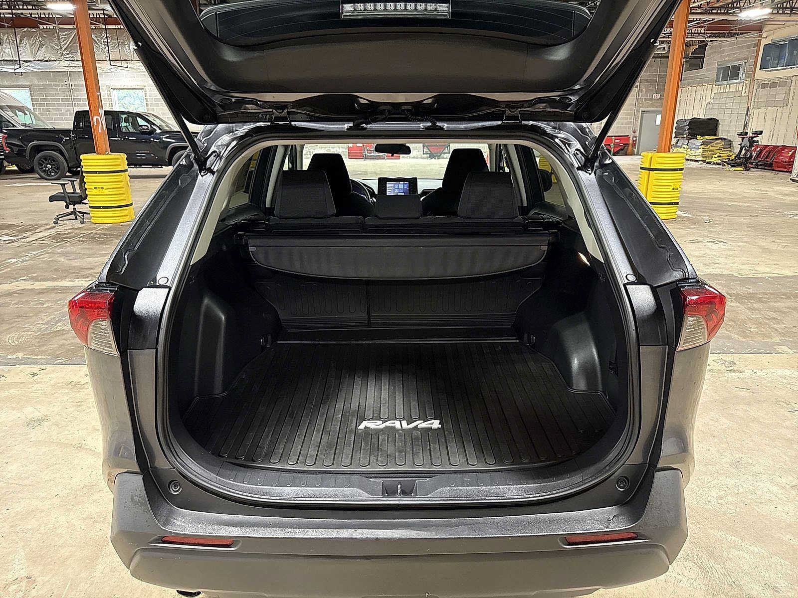 Used 2019 Toyota RAV4 LE AWD/4WD image 11