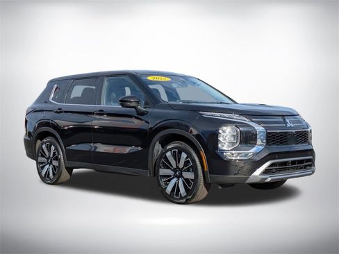 Used 2025 Mitsubishi Outlander SE image 2