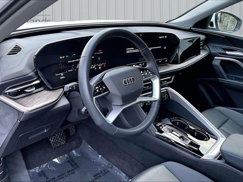 Used 2025 Audi Q5 Premium w/ Convenience Package image 17