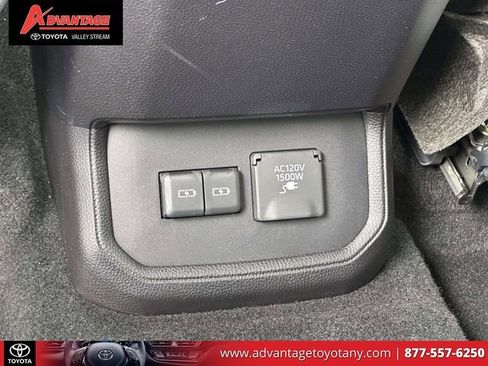 Used 2023 Toyota Highlander Limited AWD/4WD image 17
