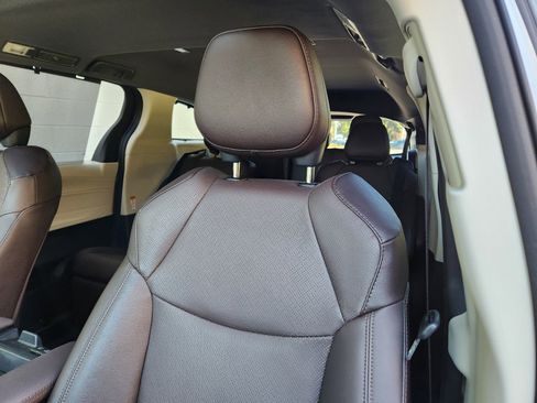 Used 2024 Toyota Sienna Platinum image 11