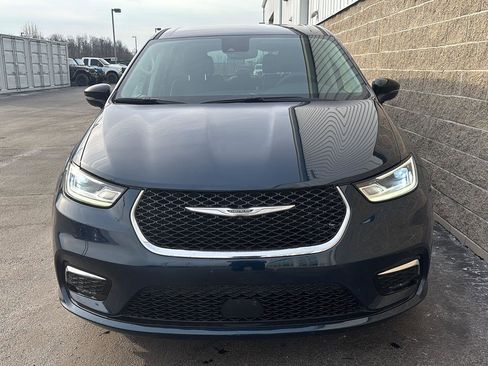 Used 2024 Chrysler Pacifica Touring-L image 39