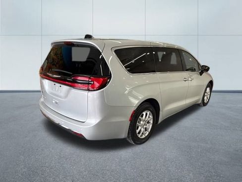 Used 2024 Chrysler Pacifica Touring-L image 7