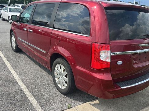 Used 2016 Chrysler Town & Country Touring w/ Driver Convenience Group FWD image 3