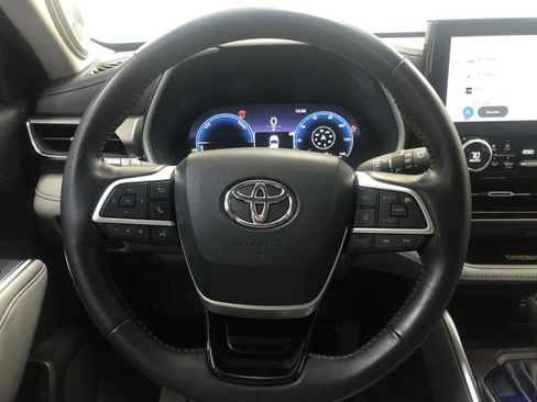Used 2023 Toyota Highlander Limited image 16