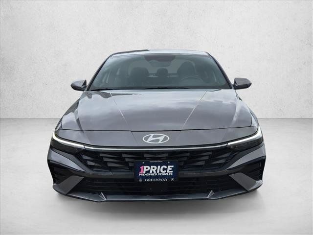 Used 2025 Hyundai Elantra Limited FWD image 2