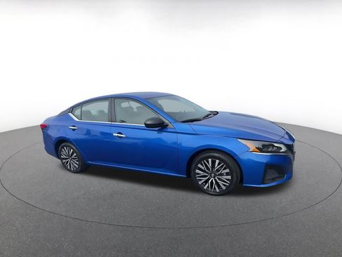 Used 2025 Nissan Altima 2.5 SV image 2