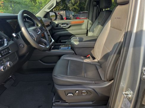 Used 2025 GMC Yukon Denali AWD/4WD image 5