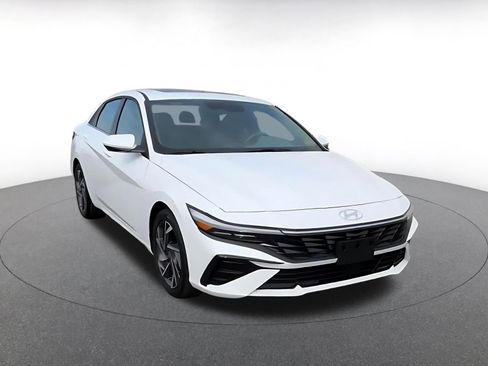Used 2025 Hyundai Elantra SEL FWD image 3
