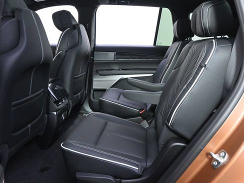 New 2027 Cadillac Vistiq Sport w/ LPO, Floor Liner Package AWD/4WD image 25
