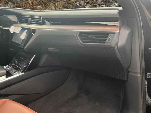 Used 2022 Audi e-tron Premium Plus w/ Premium Plus Package image 16