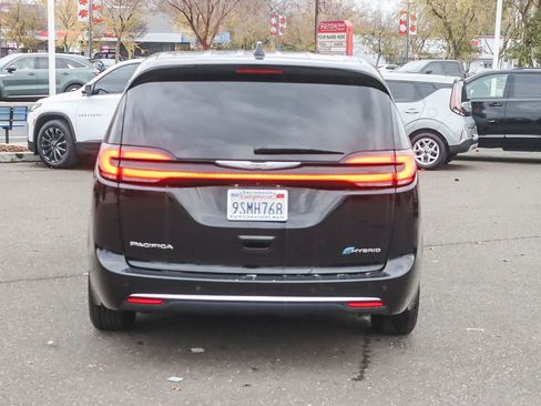 Used 2024 Chrysler Pacifica Select image 3